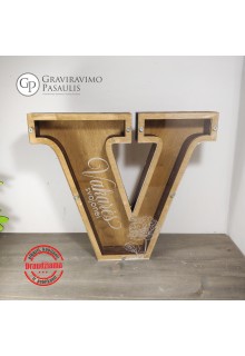 Medinė vardinė taupyklė "V"